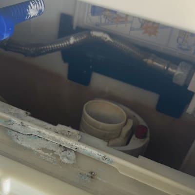 חלקים פנימיים של מיכל שירותים עם צינור מתכת