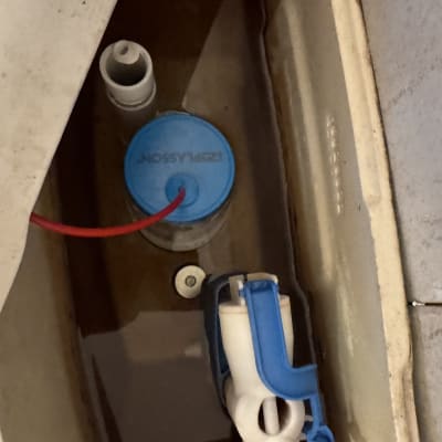 מיכל מים עם חלקי אינסטלציה בתוך שירותים