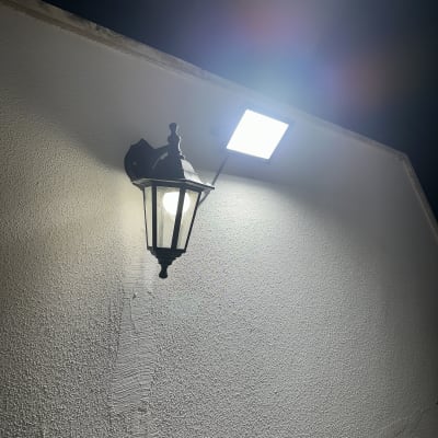 מנורת קיר חיצונית ופנס לד מואר על קיר