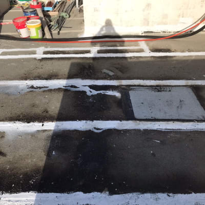 איטום גג עם חומרים וכלים שונים