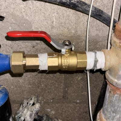 שסתום וצינור מים עם ברז אדום