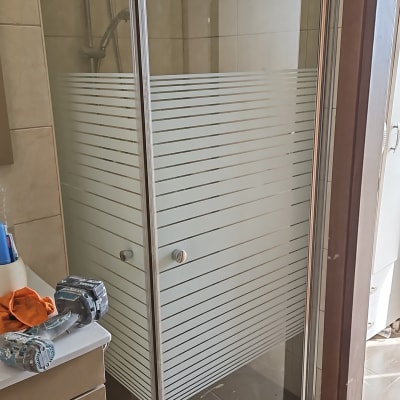 מקלחון זכוכית עם מקדחה על השיש