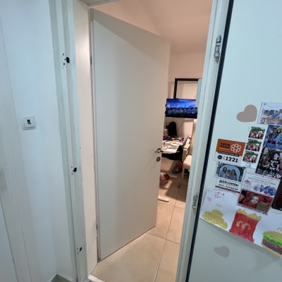 דלת פתוחה עם חדר ברקע