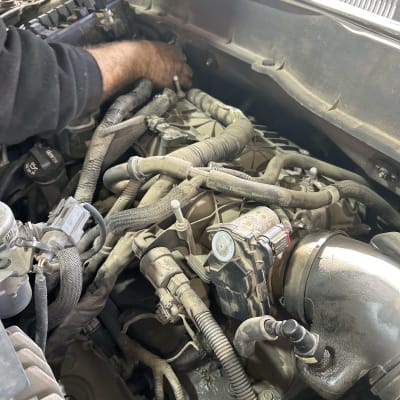 מנוע רכב עם צינורות וחלקים חשמליים