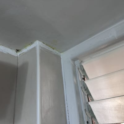 פינה עם סימני רטיבות ליד חלון