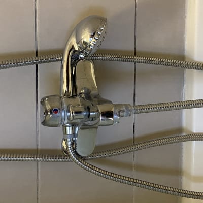 ברז מקלחת עם צינור מתכת גמיש