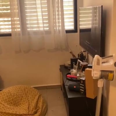 שואב אבק עומד ליד קיר בחדר מואר