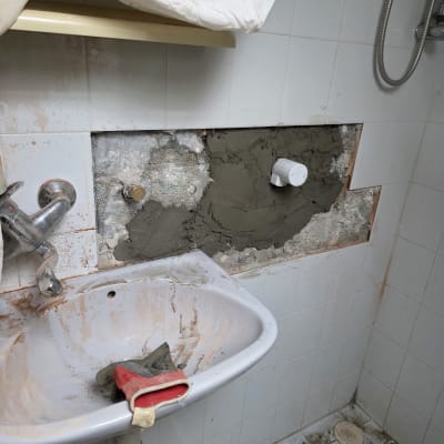 תיקון קיר אמבטיה עם כיור וברז