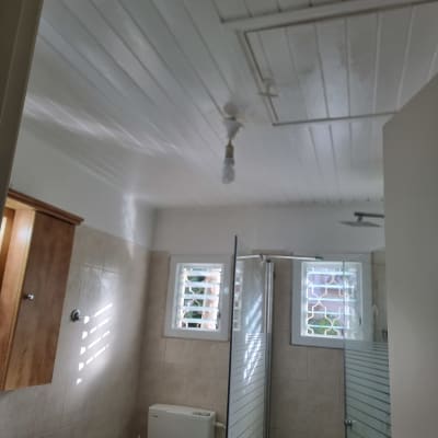 חדר אמבטיה עם מקלחת ושירותים