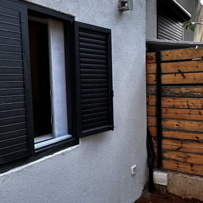 מצלמת אבטחה מותקנת על קיר חיצוני של בית