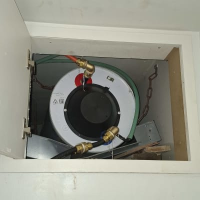 דוד שמש עם צינורות וחיבורים בארון