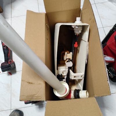 חלקי אסלה וציוד אינסטלציה בארגז קרטון