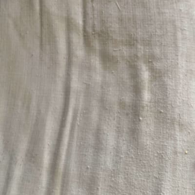 כתמים על בד ספה בהירה