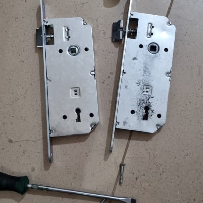 שני מנעולים, מברג וברגים על הרצפה