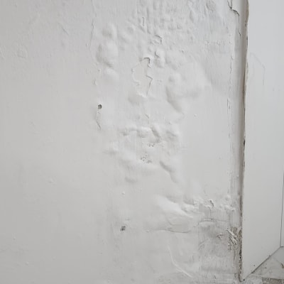 קיר עם קילופי צבע וסדקים