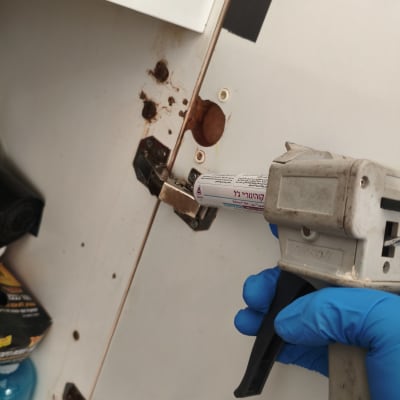 הדברה בארון עם חומרי הדברה וכלי עבודה