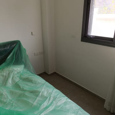 כיסוי פלסטיק ירוק על רהיטים לקראת צביעה