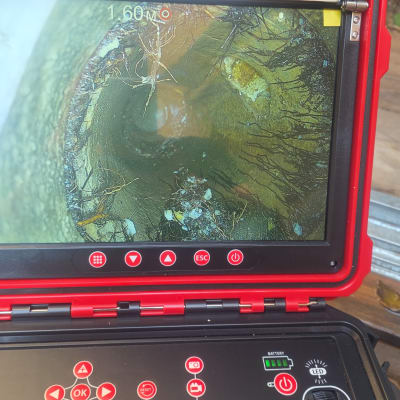 מסך מצלמה מראה צינור עם שורשים