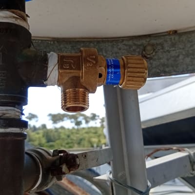 שסתום מתכת מחובר לצינור במערכת סולארית