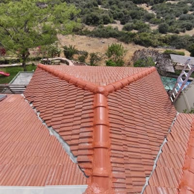גג רעפים אדום עם תיקוני איטום וחומרים