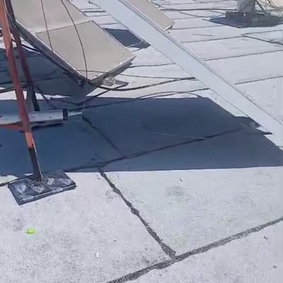 גג עם לוחות סולאריים ואנטנות