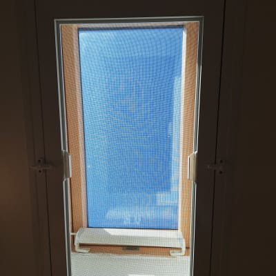 חלון אלומיניום עם רשת נגד יתושים