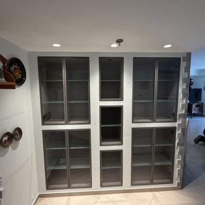 ארון קיר עם דלתות זכוכית ותאורה