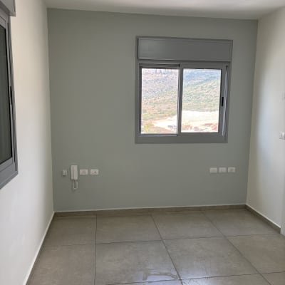 חדר ריק עם קיר צבוע וחלון
