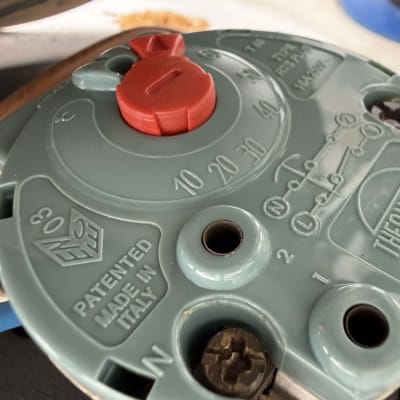 תרמוסטט של דוד שמש עם כיתוב תרמוואט