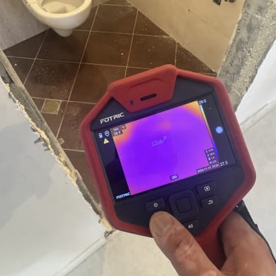 מד חום תרמי בשירותים, מציג תוצאות חום על הרצפה