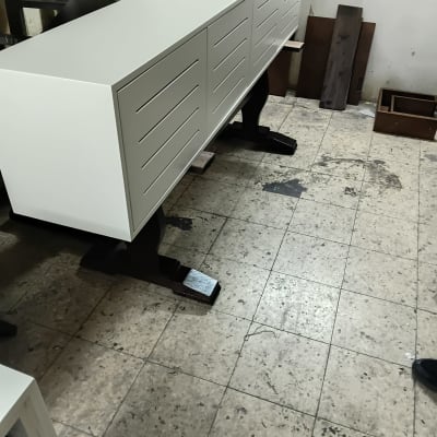 ארון לבן עם מגירות על רצפת אריחים