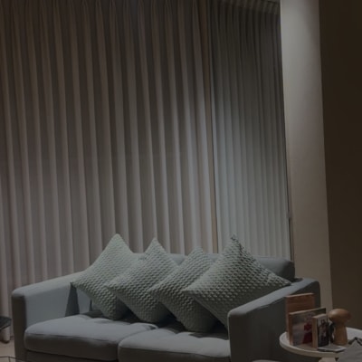 תאורת תקרה מעל ספה עם כריות