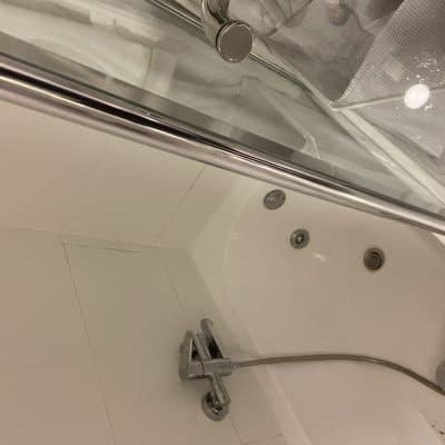 אמבטיה עם ברז ומקלחת יד