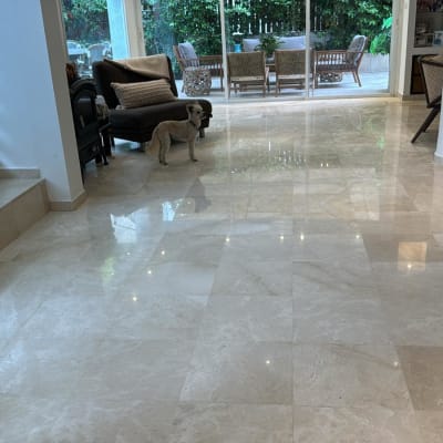 רצפה מבריקה ונקייה עם השתקפות אור