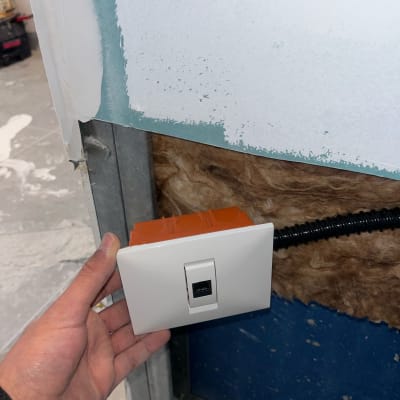 שקע רשת מותקן בקיר עם בידוד