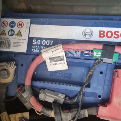 מצבר רכב בוש עם כבלים מחוברים