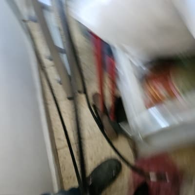 תמונה מטושטשת עם צינורות וכלי עבודה