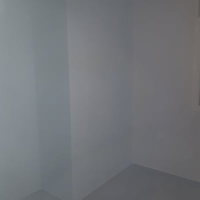 קיר צבוע בגוון כחול בהיר בחדר ריק