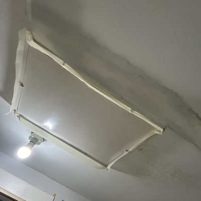 תקרה עם מסגרת נייר דבק להכנה לצביעה