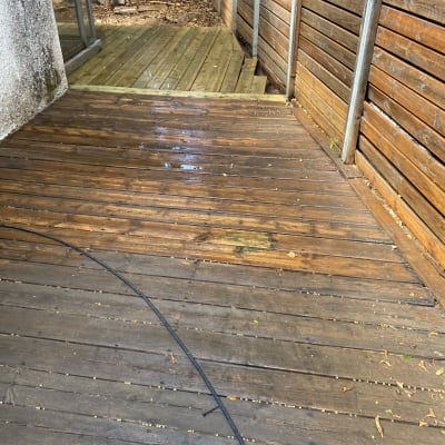 דק עץ רטוב עם גדר עץ בצד