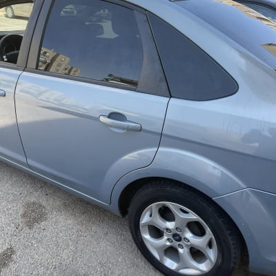 חלון צד אחורי של רכב עם זכוכית כהה