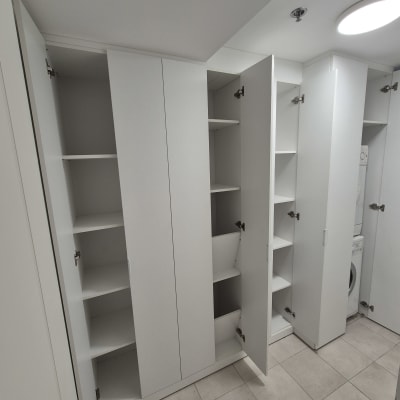 ארונות פתוחים עם מדפים בחדר עבודה