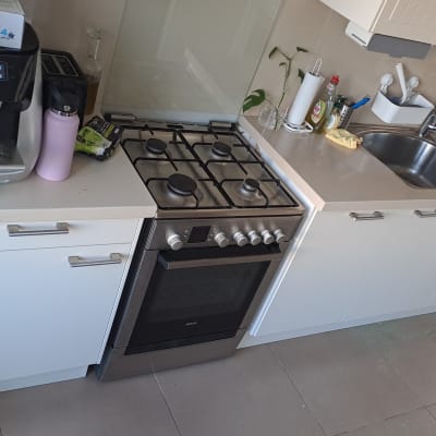 מטבח עם כיריים, כיור, מכונת קפה ושואב אבק