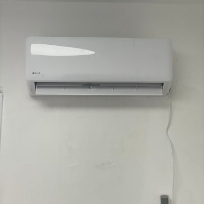 מזגן מותקן על קיר עם שלט רחוק תלוי