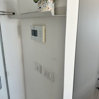 תרמוסטט ומתגים על קיר לבן