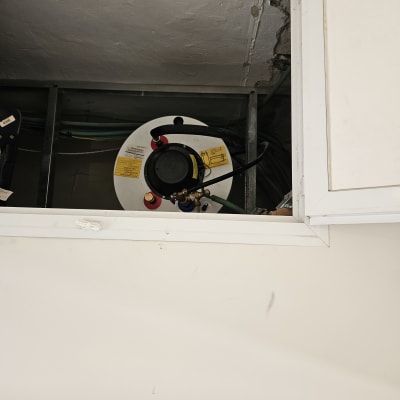 דוד שמש עם צינורות וחיבורים בתקרה