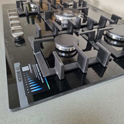 כיריים גז של בוש עם כפתורים ומבערים