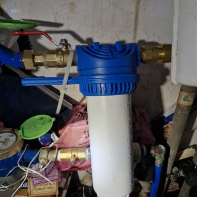 מסנן מים עם צינורות וחיבורים