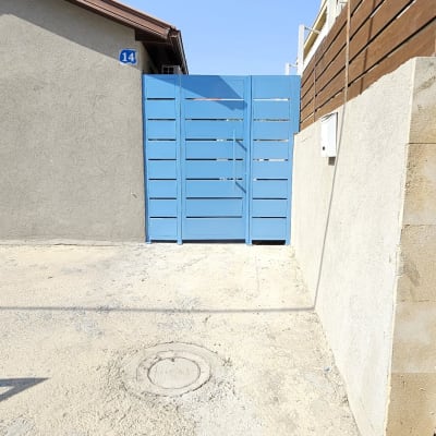 שער מתכת כחול עם פסים אופקיים