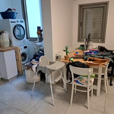 חדר כביסה עם מכונת כביסה ומייבש